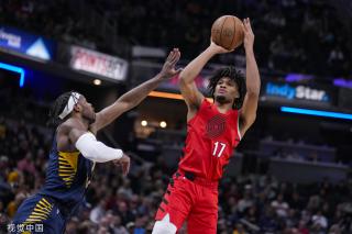 印度特色，WTT球挑金奈站张本智和等人比赛时馆内有鸟屎掉落.