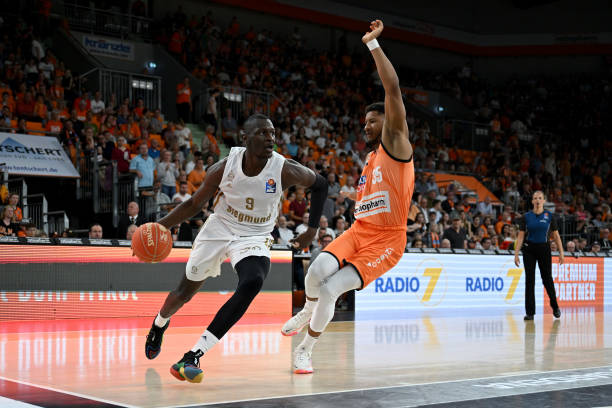 中场作为球 中场作为球